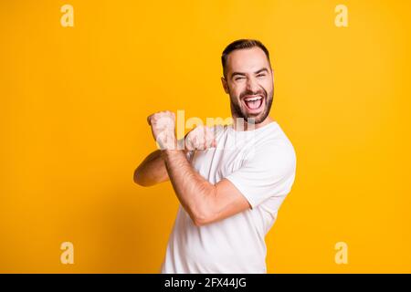 Ritratto di ottimista ragazzo danza indossare t-shirt grigio isolato su sfondo di colore giallo Foto Stock