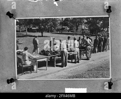 La polizia repubblicana di Rantau-Prapat (Sumatra settentrionale) rimase in gran parte dopo l'arrivo delle truppe Ned. Insieme al personale appena reclutato, gli uomini vengono addestrati a formare una moderna forza di polizia per mantenere la pace e l'ordine in questa zona. Dei poliziotti rimasti pochissimi avevano le uniformi. Già il 1° gennaio 1949 è stata rilasciata una nuova uniforme alla polizia, il 1° gennaio 1949, Paesi Bassi, foto dell'agenzia stampa del XX secolo, notizie da ricordare, documentario, fotografia storica 1945-1990, storie visive, Storia umana del XX secolo, che cattura momenti nel tempo Foto Stock