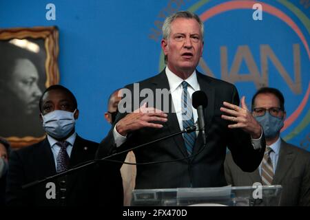 Harlem, NY, Stati Uniti. 25 Maggio 2021. Al Sharpton, Presidente e CEO, NAN insieme al Sindaco di New York Bill De Blasio, Jennifer Austin, il membro del New York Congressman Hakeem Jeffries, Robert Cornergy, Hazell Duke, NAACP e altri prendono un 9 minuti in ginocchio onorando la vita di George Floyd commemorando il 1 anno anniversario del suo assassinio da parte dell'ex ufficiale di polizia di Minneapolis Derek Chauvin alla Nan House of Justice nella sezione Harlem di New York il 25 maggio 2021. Credit: Mpi43/Media Punch/Alamy Live News Foto Stock