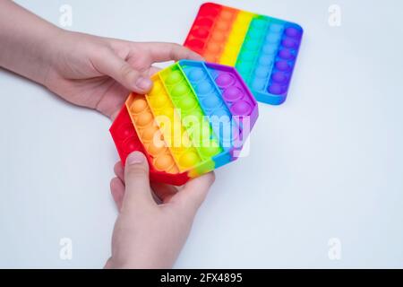 Giochi anti-stress colorati per bambini in silicone per lo sviluppo della mente e il relax. Foto Stock