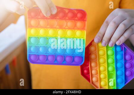 Giochi anti-stress colorati per bambini in silicone per lo sviluppo della mente e il relax. Foto Stock