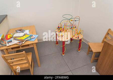 Il Ultimate Fleur Rollercoaster Table è un meraviglioso centro di attività per case, scuole, sale d'attesa, uffici medici e qualsiasi area giochi. Foto Stock