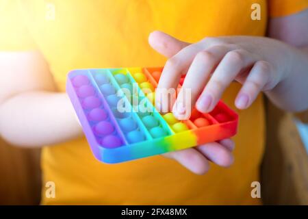Giochi anti-stress colorati per bambini in silicone per lo sviluppo della mente e il relax. Foto Stock