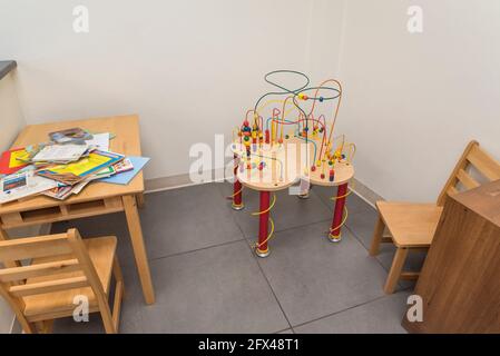 Il Ultimate Fleur Rollercoaster Table è un meraviglioso centro di attività per case, scuole, sale d'attesa, uffici medici e qualsiasi area giochi. Foto Stock