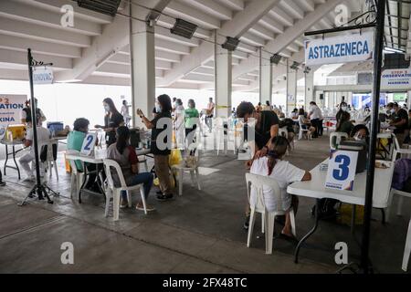 Infermieri volontari inoculano i pazienti con i vaccini Sinovac e AstraZeneca COVID-19 all'interno di uno stadio sportivo a Marikina City, ad est di Manila, Filippine. Foto Stock