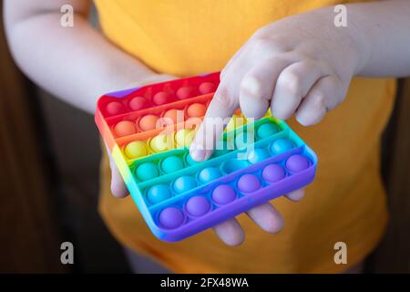 Giochi anti-stress colorati per bambini in silicone per lo sviluppo della mente e il relax. Foto Stock