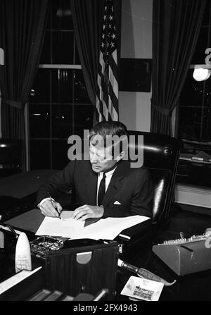 23 ottobre 1962 proclamazione firma, interdizione della consegna di missili offensivi a Cuba, 19:05. [Graffi e macchie bianche in tutto il negativo.] Si prega di credito 'Cecil Stoughton. Fotografie della Casa Bianca. John F. Kennedy Presidential Library and Museum, Boston.' Foto Stock