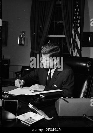 23 ottobre 1962 proclamazione firma, interdizione della consegna di armi offensive a Cuba, 19:05. Si prega di credito 'Cecil Stoughton. Fotografie della Casa Bianca. John F. Kennedy Presidential Library and Museum, Boston' Foto Stock