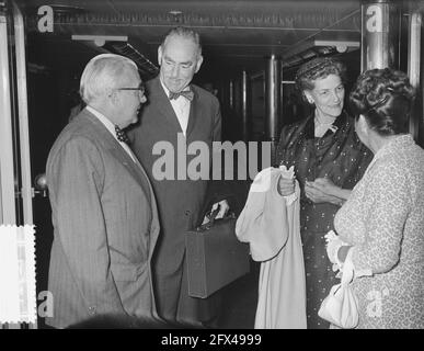 Dean Acheson visita il nostro paese, arrivo a New Amsterdam con l'ambasciatore A. Stone, 24 agosto 1955, ARRIVO, ambasciatori, I Paesi Bassi, foto agenzia stampa del XX secolo, notizie da ricordare, documentario, fotografia storica 1945-1990, storie visive, Storia umana del XX secolo, che cattura momenti nel tempo Foto Stock