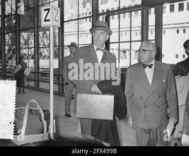 Dean Acheson visita il nostro paese, arrivo a New Amsterdam con l'ambasciatore A. Stone, 24 agosto 1955, ARRIVO, ambasciatori, I Paesi Bassi, foto agenzia stampa del XX secolo, notizie da ricordare, documentario, fotografia storica 1945-1990, storie visive, Storia umana del XX secolo, che cattura momenti nel tempo Foto Stock