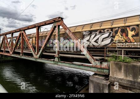 Ponti ferroviari sul canale Rhine-Herne vicino Oberhausen, per il traffico di passeggeri e merci, vecchi ponti in acciaio, Oberhausen, NRW, Germania Foto Stock