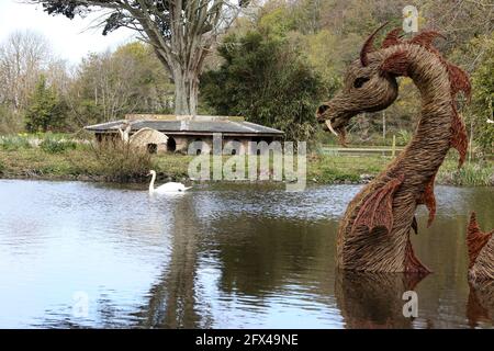 Culzean Castle Grounds, South Ayrshire, Scozia, Regno Unito. Una serie di sculture di salici raffiguranti creature reali e mitiche, del mare e dell'acqua. Foto Stock