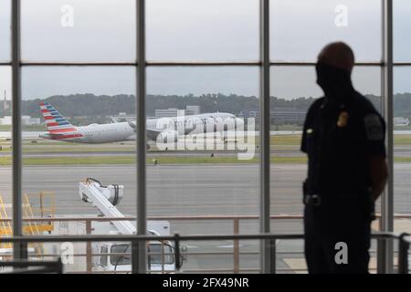 Washington, quartiere della Columbia, Stati Uniti. 25 Maggio 2021. Una guardia di sicurezza durante una conferenza stampa sulla sicurezza aerea in vista della stagione di viaggio estiva, oggi il 25 maggio 2021 all'aeroporto nazionale Ronald Reagan di Washington DC, USA. Credit: Lenin Nolly/ZUMA Wire/Alamy Live News Foto Stock