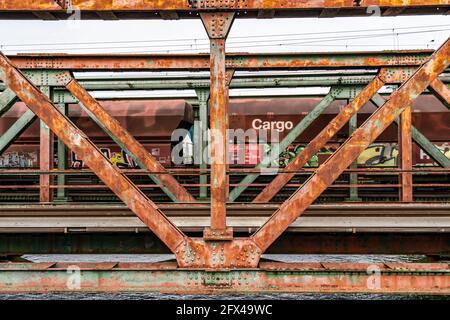 Ponti ferroviari sul canale Rhine-Herne vicino Oberhausen, per il traffico di passeggeri e merci, vecchi ponti in acciaio, Oberhausen, NRW, Germania Foto Stock