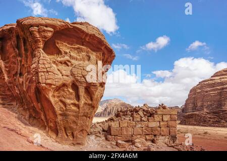 Muro di mattoni di pietra rimane con scogliere rocciose vicino a Wadi Deserto di rum vicino a Lawrence, luogo turistico di primavera Foto Stock