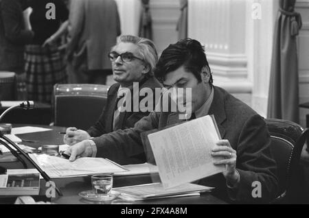 Dibattito sui prezzi del gas naturale alla Camera dei rappresentanti, al Segretario di Stato della Camera Polak (l) e al Ministro Lubbers (r), 19 novembre 1974, discussioni, Paesi Bassi, foto agenzia stampa del xx secolo, notizie da ricordare, documentario, fotografia storica 1945-1990, storie visive, Storia umana del XX secolo, che cattura momenti nel tempo Foto Stock