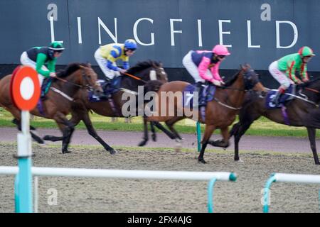 Una visione generale mentre i corridori passano il posto vincente sul primo circuito della Sky Sports Racing HD Virgin 535 handicap al Lingfield Park Racecourse. Data immagine: Martedì 25 maggio 2021. Foto Stock