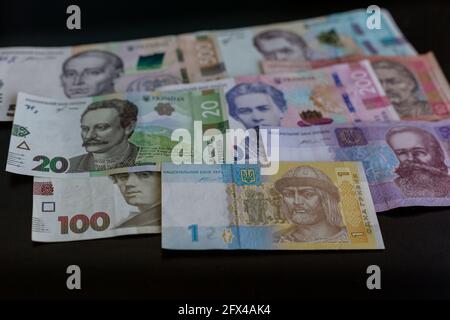 Carta moneta diverse denominazioni, sfondo ucraino hryvnia con banconote sparse. Tema inflazione, affari, economia e finanza. Foto Stock