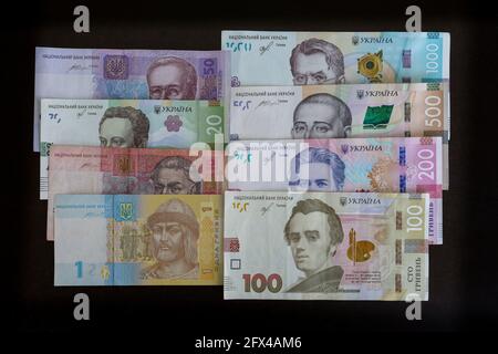 Carta moneta diverse denominazioni, sfondo ucraino hryvnia con banconote sparse. Tema inflazione, affari, economia e finanza. Foto Stock