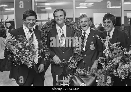 Parte della squadra di pallanuoto di ritorno da Montreal, da sinistra a destra: Buunk, Trainer Trumbic, Smits e backup goalie Boegschoten nei fiori, 30 luglio 1976, WATERPOLO, Paesi Bassi, foto agenzia stampa del xx secolo, notizie da ricordare, documentario, fotografia storica 1945-1990, storie visive, Storia umana del XX secolo, che cattura momenti nel tempo Foto Stock