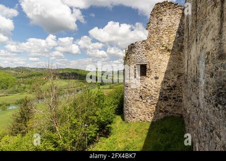 Il famoso castello di Cittanova, sopra il fiume Dobra, ora rocca rovinata dei tempi della famosa famiglia croata dei Frankopan, usata come difesa dagli invasi Foto Stock