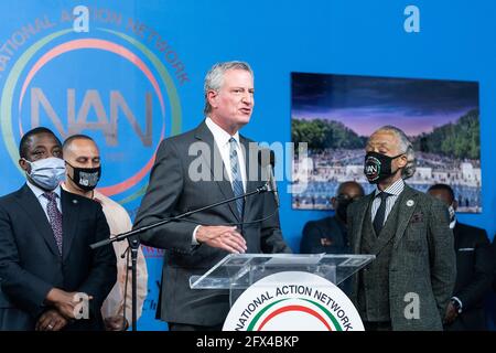 New York, Stati Uniti. 25 Maggio 2021. Il Sindaco Bill de Blasio parla a Vigil alla National Action Network di New York il 25 maggio 2021 per George Floyd in occasione di un anno di omicidio. Il reverendo al Sharpton ha invitato gli acitivisti, i funzionari eletti a unirsi a lui per la veglia e la drammatizzazione di rievocare l'effettivo assassinio di George Floyd da parte del poliziotto di Minneapolis inginocchiandosi per 9 minuti e 29 secondi. (Foto di Lev Radin/Sipa USA) Credit: Sipa USA/Alamy Live News Foto Stock