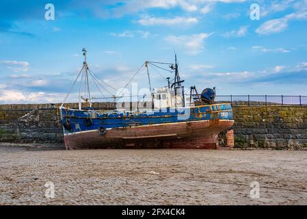 Barca da pesca ormeggiata al porto di Barry Island, vale of Glamorgan, Galles del Sud, una tranquilla scena costiera che riflette la vita costiera gallese: Phillip Roberts Foto Stock