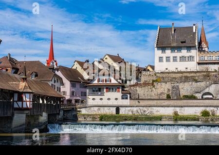 Ponte medievale in legno di Bremgarten sul fiume Reuss con la piccola città al sole nel Cantone Argovia in Svizzera. Foto Stock