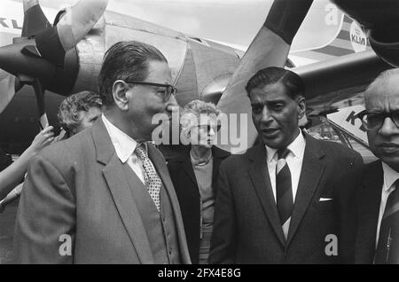 Arrivo Ministro indiano delle Finanze, sua Eccellenza Sachandra Chandhuri (a sinistra) e Ambasciatore indiano sua Eccellenza Rajkumar Raghunath Sinha, 30 giugno 1966, arrivi, ambasciatori, I Paesi Bassi, foto agenzia stampa del XX secolo, notizie da ricordare, documentario, fotografia storica 1945-1990, storie visive, Storia umana del XX secolo, che cattura momenti nel tempo Foto Stock