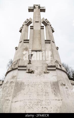Tre croci è un monumento di spicco a Vilnius, Lituania, sulla collina di tre croci, originariamente conosciuta come la collina Bald, nel Parco Kalnai Foto Stock