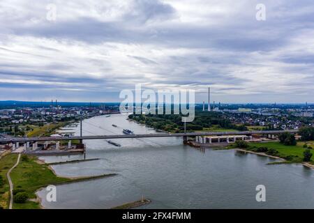 Vista panoramica del ponte dell'autostrada A1 sul Reno vicino a Leverkusen. Fotografia drone. Foto Stock