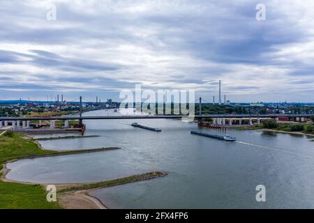 Vista panoramica del ponte dell'autostrada A1 sul Reno vicino a Leverkusen. Fotografia drone. Foto Stock