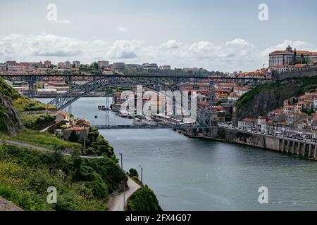Vista aerea del ponte Dom Luís i - metallo a due piani Ponte ad arco che attraversa il fiume Douro tra le città Di Porto e Vila Nova de Gaia in Portu Foto Stock