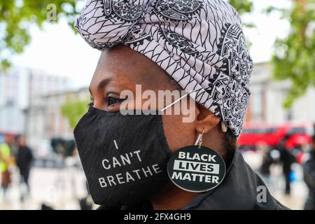 LLLONDON, INGHILTERRA, MAGGIO 25 2021, la gente partecipa alla dimostrazione di Stand Up to Racism su Windrush Square a Brixton per celebrare l'anniversario di un anno della morte di George Floyd, (Credit: Lucy North | MI News) Credit: MI News & Sport /Alamy Live News Foto Stock