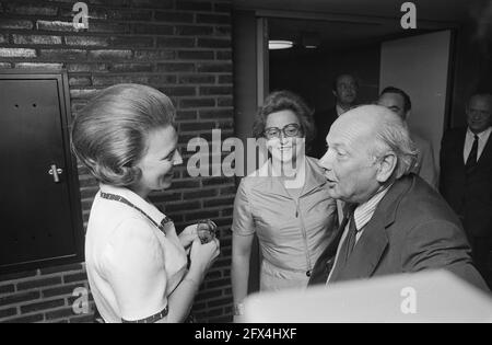 Il primo ministro Den Uyl parte con la moglie dall'aeroporto di Schiphol alle Antille olandesi, incontrando la principessa Beatrice alla partenza, il 14 agosto 1974, principesse, Paesi Bassi, foto agenzia stampa del xx secolo, notizie da ricordare, documentario, fotografia storica 1945-1990, storie visive, Storia umana del XX secolo, che cattura momenti nel tempo Foto Stock