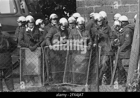 Dimostrazione contro la centrale nucleare di Kalkar; deposizioni della polizia tedesca, 24 settembre 1977, POLIZIA, dimostrazioni, Centrali nucleari, Paesi Bassi, foto agenzia stampa del XX secolo, notizie da ricordare, documentario, fotografia storica 1945-1990, storie visive, Storia umana del XX secolo, che cattura momenti nel tempo Foto Stock