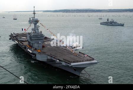 la portaerei francese charles de gaulle fa un saluto al passaggio della regina. pic mike walker, 2005 Foto Stock