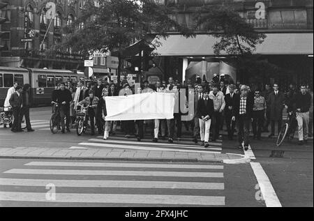 Manifestazione contro la politica di polizia nonostante il divieto, manifestanti a Piazza Dam, 30 giugno 1966, manifestanti, dimostrazioni, I Paesi Bassi, foto agenzia stampa del XX secolo, notizie da ricordare, documentario, fotografia storica 1945-1990, storie visive, Storia umana del XX secolo, che cattura momenti nel tempo Foto Stock