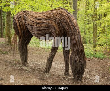 Il Cavallo Stalking, una delle caratteristiche di vimini in Skipton Castle Woods Foto Stock