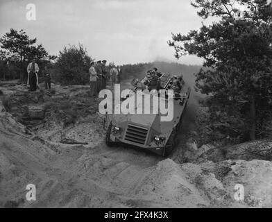 Dimostrazione di veicoli militari esistenti e di recente sviluppo presso il campo di addestramento di Oirschot vicino alla dimostrazione di Eindhoven con un nuovo tipo di auto corazzata YP408, 16 giugno 1959, esercito, veicoli militari; I Paesi Bassi, foto agenzia stampa del XX secolo, notizie da ricordare, documentario, fotografia storica 1945-1990, storie visive, Storia umana del XX secolo, che cattura momenti nel tempo Foto Stock