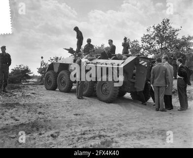 Dimostrazione di veicoli militari esistenti e di recente sviluppo presso il terreno di esercizio di Oirschot vicino alla manifestazione di Eindhoven con un nuovo tipo di auto corazzata YP408, 16 giugno 1959, landmacht, veicoli militari; I Paesi Bassi, foto agenzia stampa del XX secolo, notizie da ricordare, documentario, fotografia storica 1945-1990, storie visive, Storia umana del XX secolo, che cattura momenti nel tempo Foto Stock