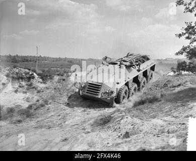 Dimostrazione di veicoli militari esistenti e di recente sviluppo presso il campo di addestramento di Oirschot vicino alla dimostrazione di Eindhoven con un nuovo tipo di auto corazzata YP408, 16 giugno 1959, esercito, veicoli militari; I Paesi Bassi, foto agenzia stampa del XX secolo, notizie da ricordare, documentario, fotografia storica 1945-1990, storie visive, Storia umana del XX secolo, che cattura momenti nel tempo Foto Stock