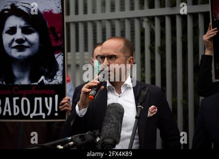 Varsavia, Varsavia, Polonia. 25 Maggio 2021. Il deputato polacco del partito di opposizione Civic Coalition (Koalicja Obywatelska) MICHAL SZCZERBA si rivolge alla folla durante una protesta di solidarietà con i prigionieri politici bielorussi il 25 maggio 2021 a Varsavia, Polonia. Circa un centinaio di persone si sono riunite accanto all'ambasciata bielorussa per chiedere la libertà dei prigionieri politici detenuti in Bielorussia dopo l'arresto di Roman Protasevich, un eminente giornalista dell'opposizione bielorusso. Credit: Aleksander Kalka/ZUMA Wire/Alamy Live News Foto Stock