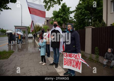 Varsavia, Varsavia, Polonia. 25 Maggio 2021. La gente partecipa a una protesta di solidarietà con i prigionieri politici bielorussi il 25 maggio 2021 a Varsavia, Polonia. Circa un centinaio di persone si sono riunite accanto all'ambasciata bielorussa per chiedere la libertà dei prigionieri politici detenuti in Bielorussia dopo l'arresto di Roman Protasevich, un eminente giornalista dell'opposizione bielorusso. Credit: Aleksander Kalka/ZUMA Wire/Alamy Live News Foto Stock