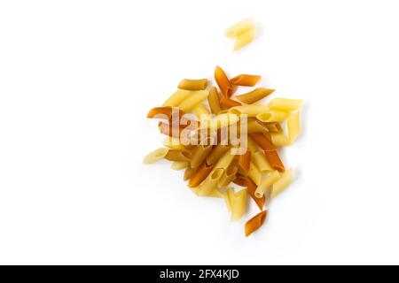 manciata di pasta colorata su sfondo bianco isolato Foto Stock