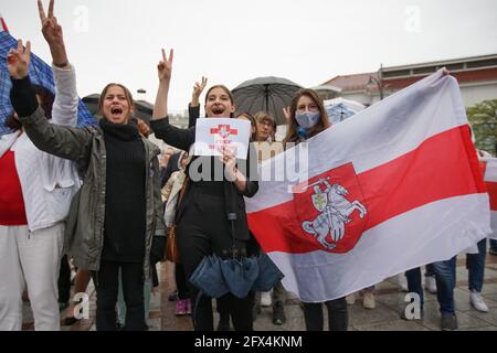 Sopot, Polonia. , . I bielorussi che vivono in Polonia e i loro sostenitori polacchi con bandiere bianche-rosse e slogan anti Lukashenko sono visti a Sopot, Polonia il 25 maggio 2021 persone si sono riunite per sostenere l'opposizione bielorussa e sono state arrestate a Minsk Roman Protasevich, ex redattore capo del telegramma di Nexta (Nehta) e canale di youtube che ha coperto le proteste bielorusse. Credit: Vadim Pacajev/Alamy Live News Foto Stock