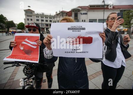 Sopot, Polonia. , . I bielorussi che vivono in Polonia e i loro sostenitori polacchi con bandiere bianche-rosse e slogan anti Lukashenko sono visti a Sopot, Polonia il 25 maggio 2021 persone si sono riunite per sostenere l'opposizione bielorussa e sono state arrestate a Minsk Roman Protasevich, ex redattore capo del telegramma di Nexta (Nehta) e canale di youtube che ha coperto le proteste bielorusse. (Foto di Vadim Pacajev/Sipa USA) Credit: Sipa USA/Alamy Live News Foto Stock