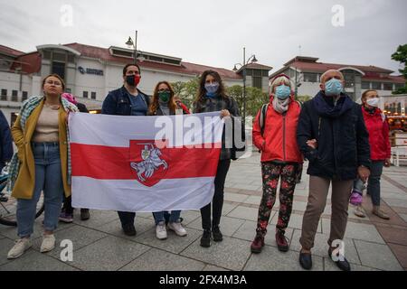 Sopot, Polonia. , . I bielorussi che vivono in Polonia e i loro sostenitori polacchi con bandiere bianche-rosse e slogan anti Lukashenko sono visti a Sopot, Polonia il 25 maggio 2021 persone si sono riunite per sostenere l'opposizione bielorussa e sono state arrestate a Minsk Roman Protasevich, ex redattore capo del telegramma di Nexta (Nehta) e canale di youtube che ha coperto le proteste bielorusse. (Foto di Vadim Pacajev/Sipa USA) Credit: Sipa USA/Alamy Live News Foto Stock