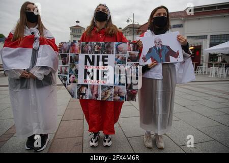 Sopot, Polonia. , . I bielorussi che vivono in Polonia e i loro sostenitori polacchi con bandiere bianche-rosse e slogan anti Lukashenko sono visti a Sopot, Polonia il 25 maggio 2021 persone si sono riunite per sostenere l'opposizione bielorussa e sono state arrestate a Minsk Roman Protasevich, ex redattore capo del telegramma di Nexta (Nehta) e canale di youtube che ha coperto le proteste bielorusse. (Foto di Vadim Pacajev/Sipa USA) Credit: Sipa USA/Alamy Live News Foto Stock