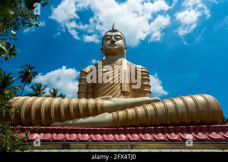 Dikwella, Tempio di Wewurukankala Vihara, Sri Lanka: Statua gigante di Buddha seduto a croce Foto Stock